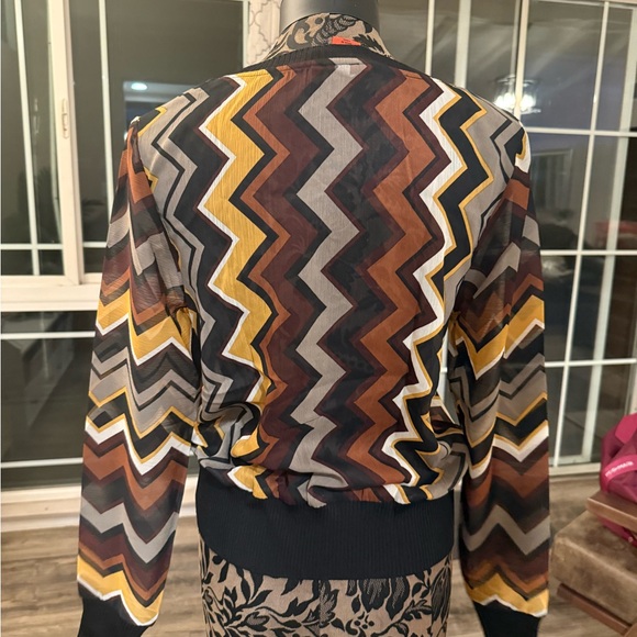 Missoni V-Neck light weight with Zigzag Pattern perfect for casual or work - Picture 2 of 4